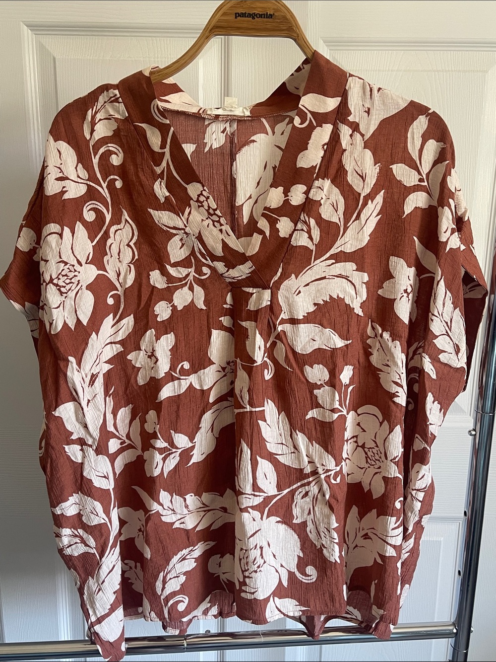 easel Rust Brown and White Floral V-Neck Blouse